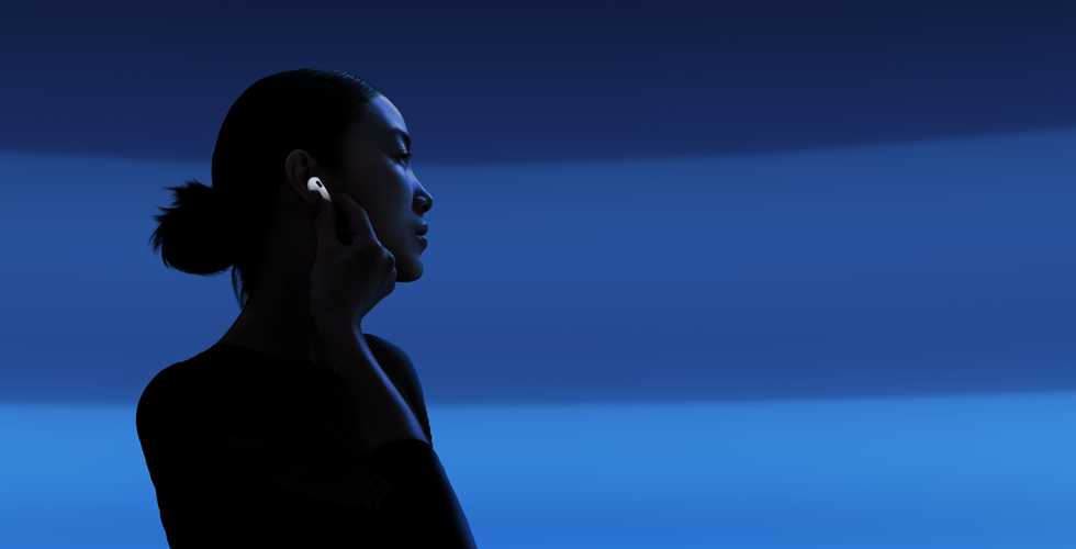 سيدة تضع إبهامها وسبابتها على جذع سماعة AirPods&nbsp;5 لتغيير أنماط الاستماع