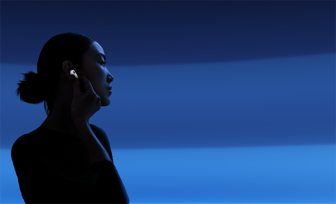سيدة تضع إبهامها وسبابتها على جذع سماعة AirPods&nbsp;5 لتغيير أنماط الاستماع
