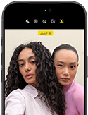 جهاز iPhone&nbsp;18&nbsp;Pro، بلون أسود، الجهة الخارجية الأمامية، عارضتان تتخذان وضعية التصوير أمام الكاميرا، استعراضاً لكاميرا Center&nbsp;Stage الأمامية