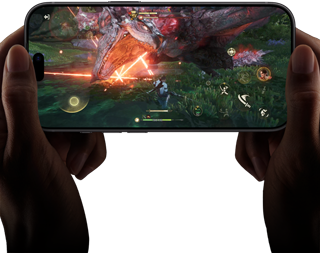 جهاز iPhone&nbsp;18&nbsp;Pro، الجهة الخارجية الأمامية، يعرض قدرات أداء شريحة A20&nbsp;Pro مع مشهد من لعبة Monster&nbsp;Hunter&nbsp;Outlanders‏